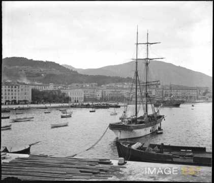 Voiliers et canots dans le port (Ajaccio)